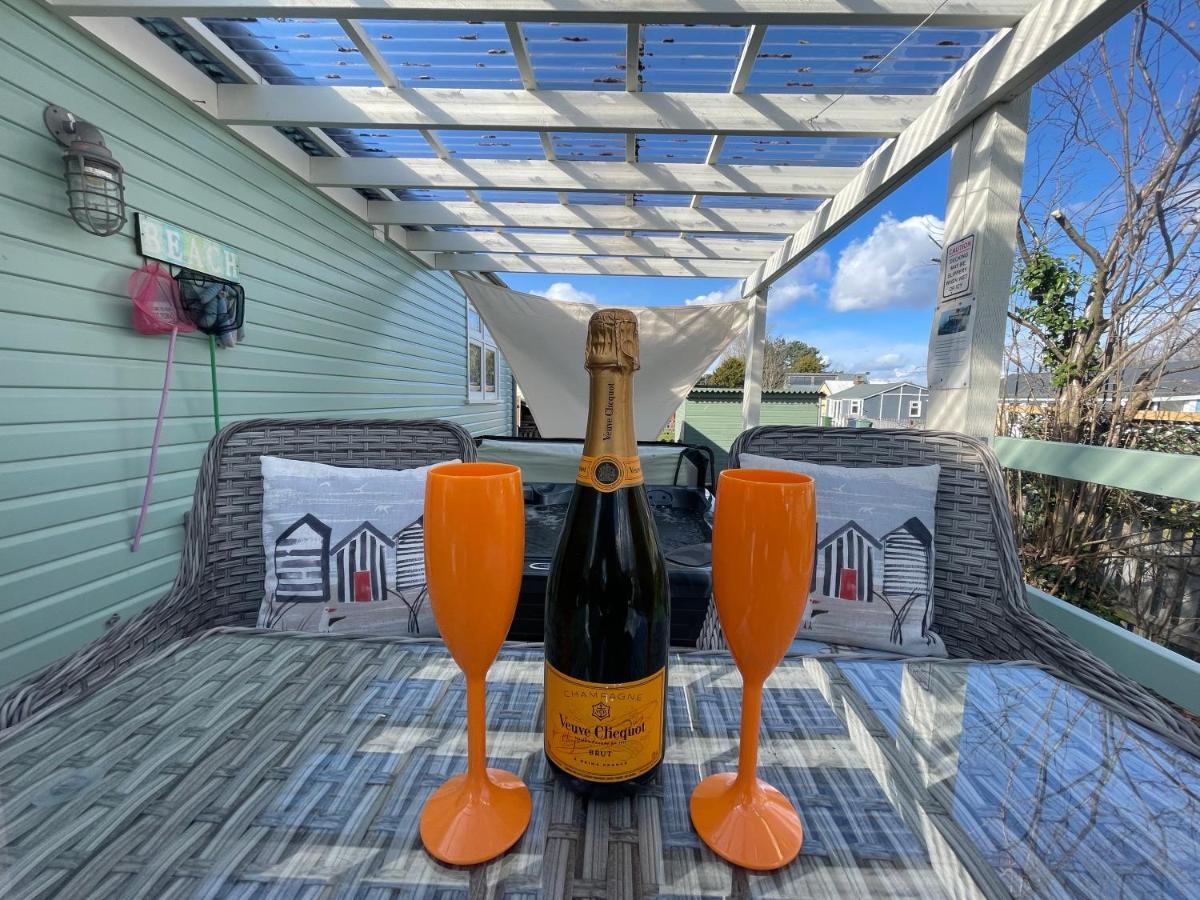 Den Of Joy Humberston Fitties Sleeps 6,Hot Tub,Log Burner Villa คลีทอร์ปส์ ภายนอก รูปภาพ